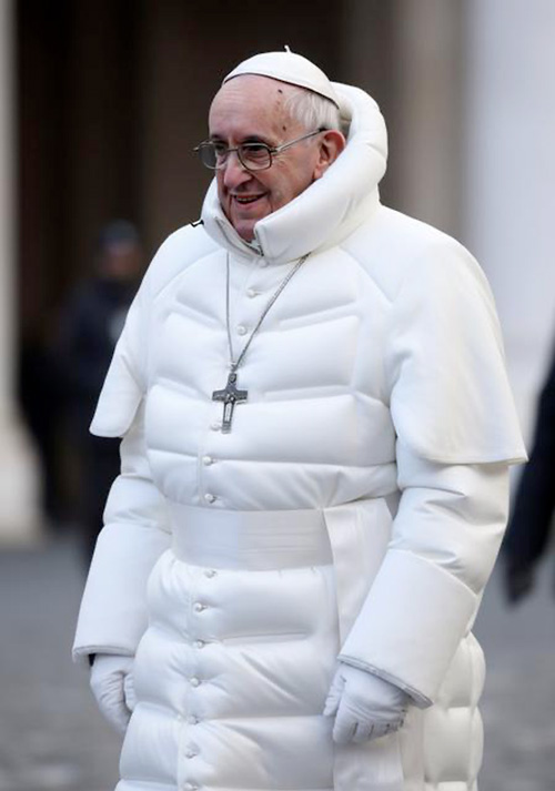 Le Pape en doudoune blanche