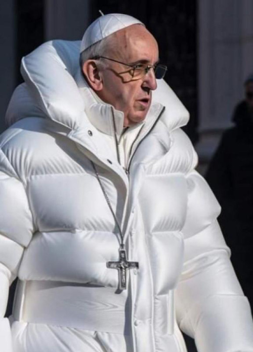 Le Pape en doudoune blanche